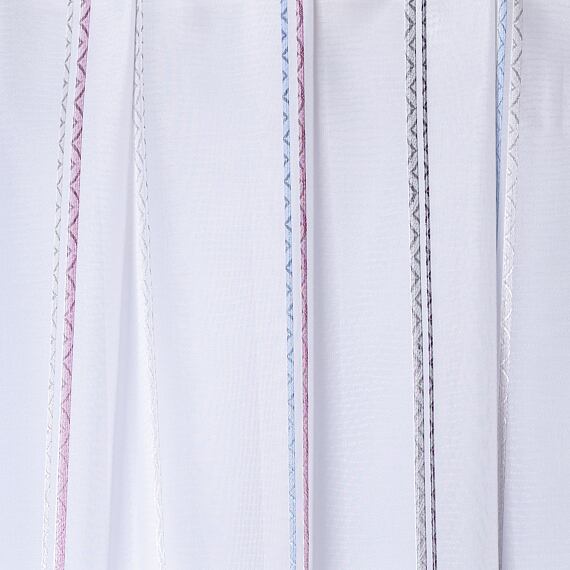 Bílá záclona s proužky