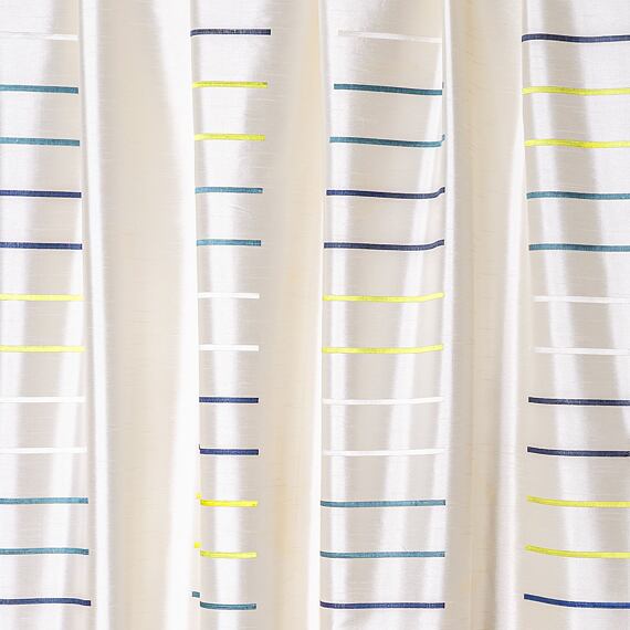 Závěs s různě barevnými proužky