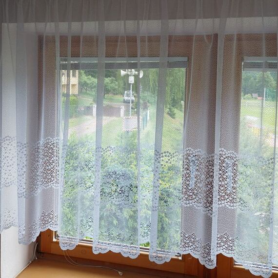 Žakár se zdobnou bordurou