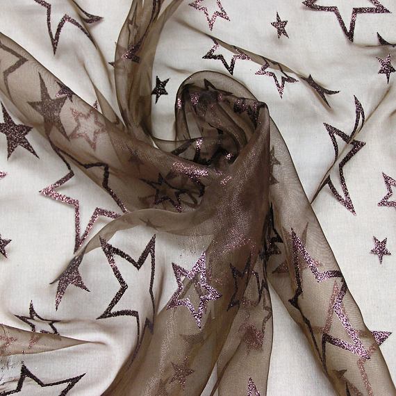 Vánoční organza - hnědá s bronzovými hvězdami