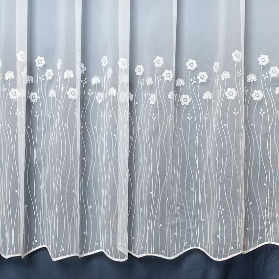 Záclona s výšivkou