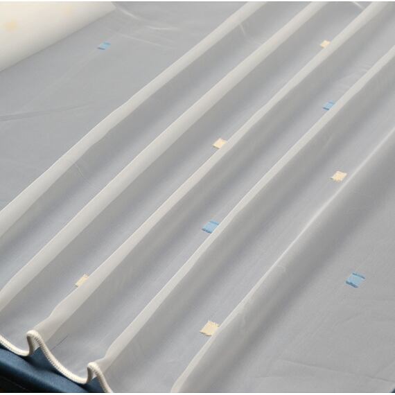 Voál s modro-žlutými kostičkami