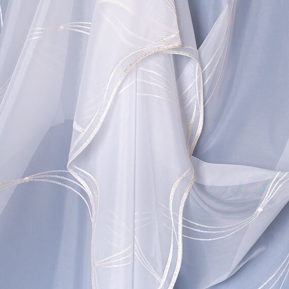 Záclona s výšivkou