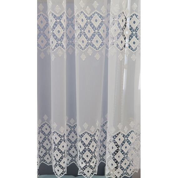 Voál s bohatou bordurou