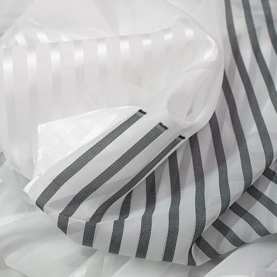 Voál s šedým motivem