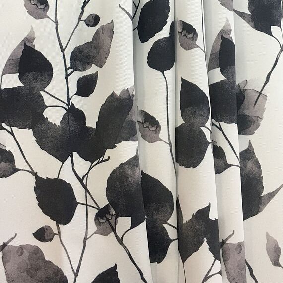 Black- out s tmavým motivem listů