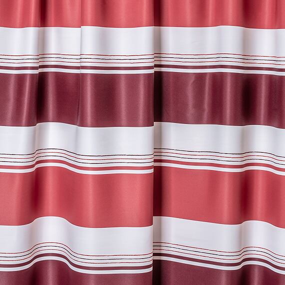 Závěs s červenými pruhy