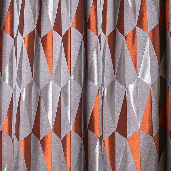 Šedý vzorovaný závěs