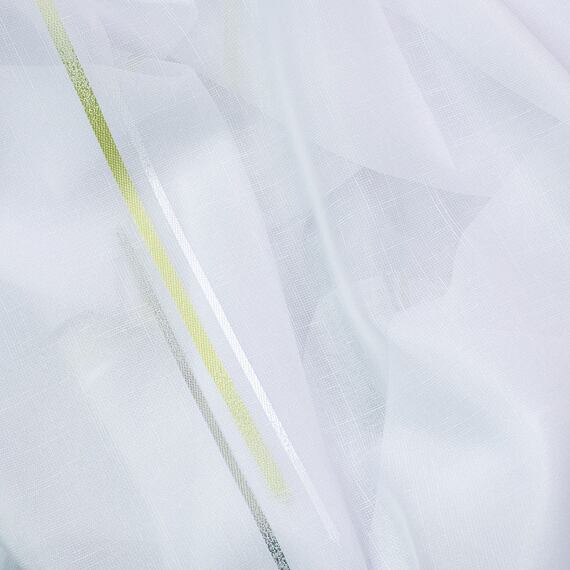 Záclona se zelenými čárkami