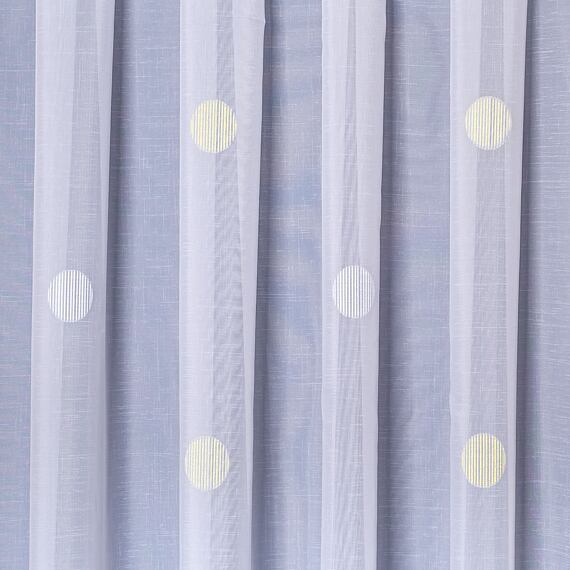Záclona se zelenými puntíky