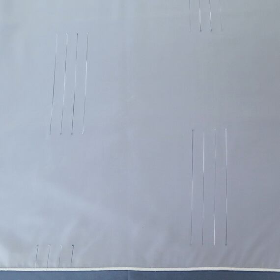 Voál s modrými čárkami