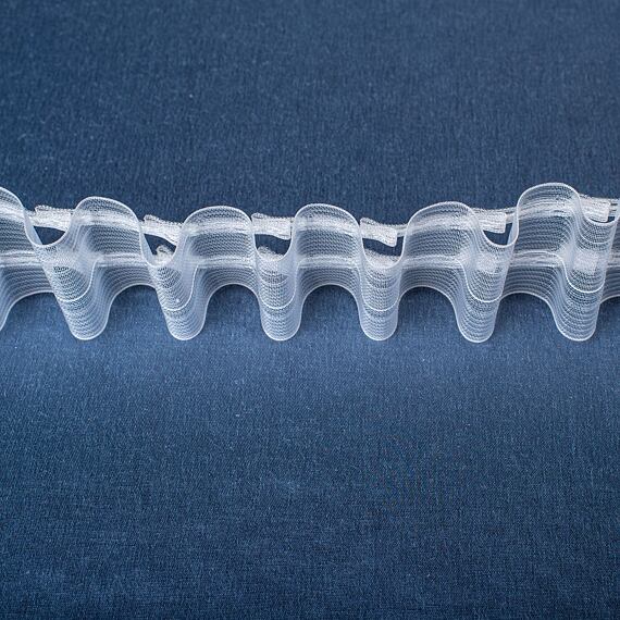 Řasící stuha 1:1,8