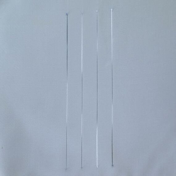 Voál s modrými čárkami